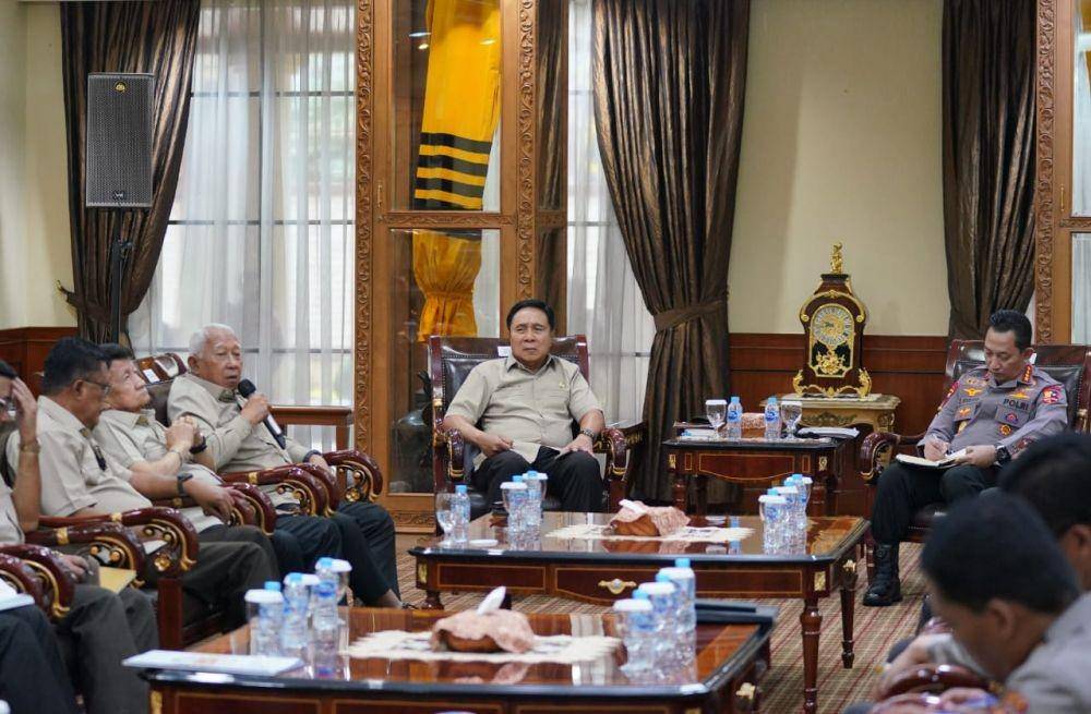 Kapolri Jenderal Listyo Sigit Prabowo berikan apresiasi kepada Purnawirawan Jenderal kepada generasi penerus. (dok. Humas Polri)