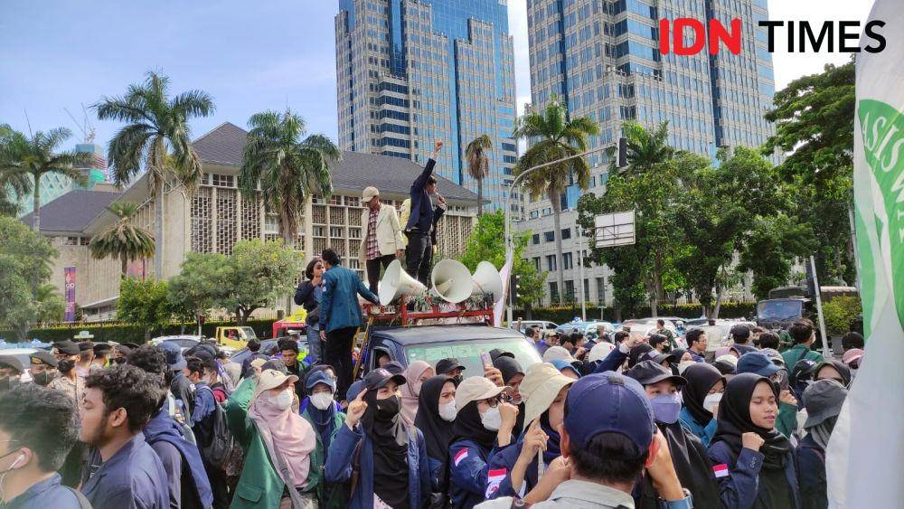 Demo mahasiswa delapan tahun kepemimpinan Presiden Jokowi (IDN Times/Yosafat Diva Bayu Wisesa)
