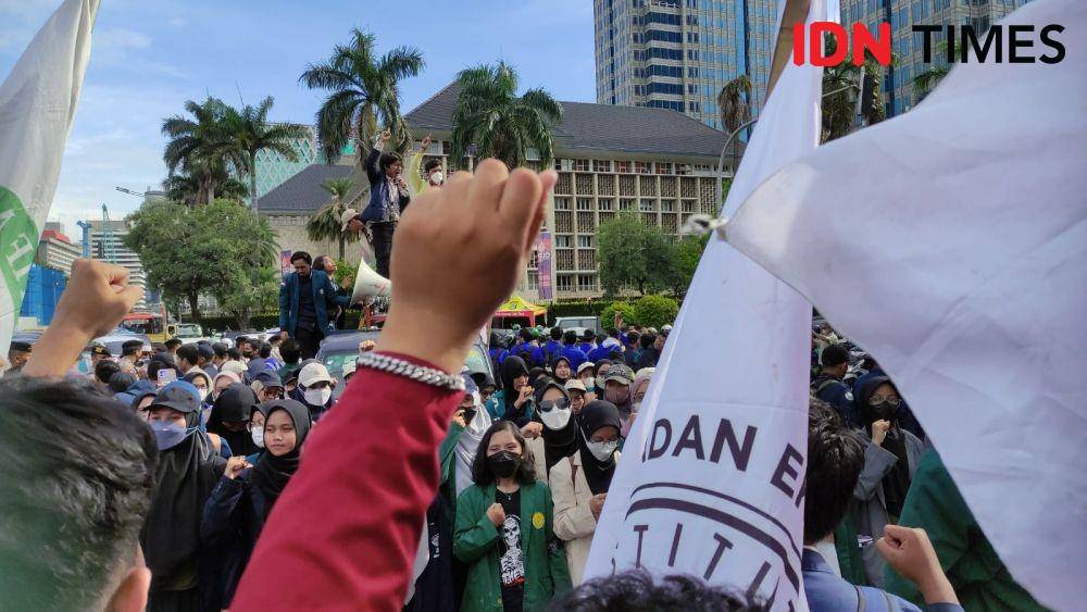 Demo mahasiswa delapan tahun kepemimpinan Presiden Jokowi (IDN Times/Yosafat Diva Bayu Wisesa)