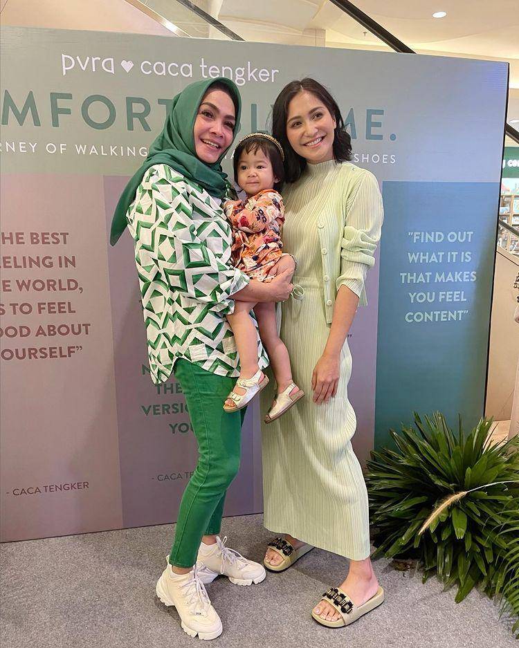 Momen kolaborasi Caca dengan brand fesyen (instagram.com/rieta_amilia)