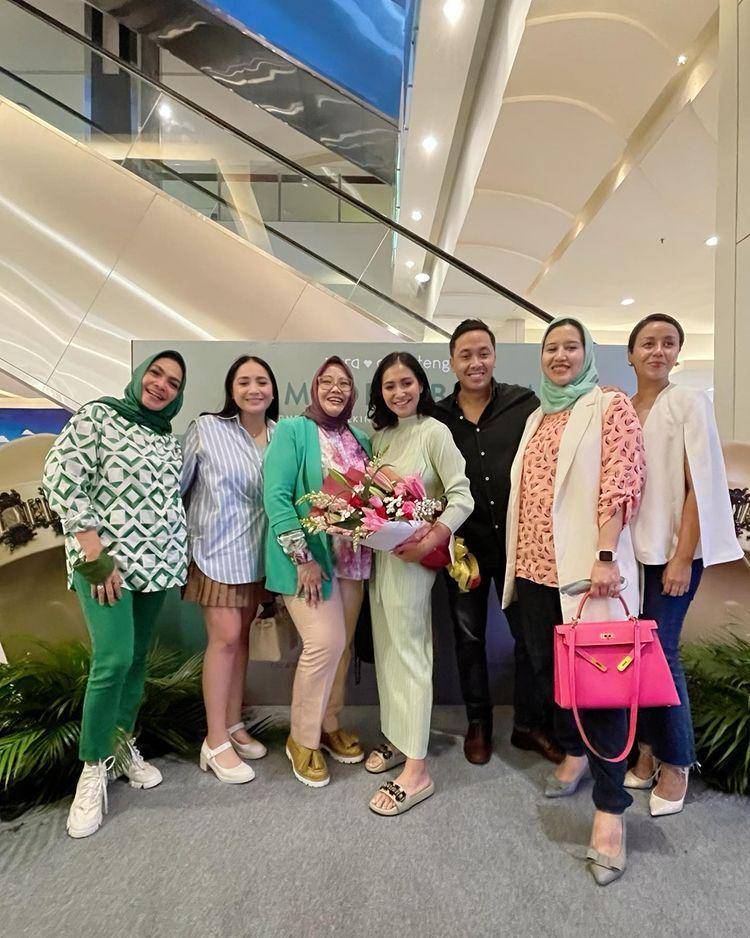 Momen kolaborasi Caca dengan brand fesyen (instagram.com/rieta_amilia)