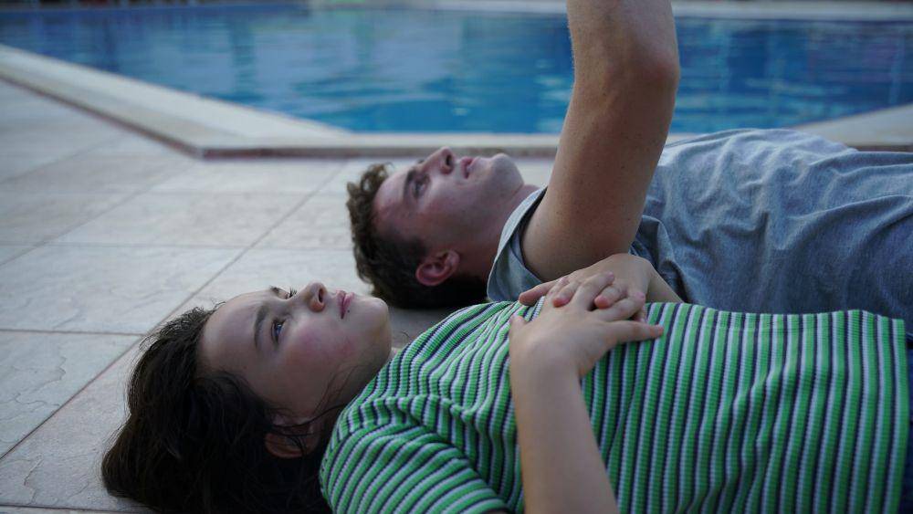 cuplikan film Aftersun (dok. BBC Films/Aftersun)