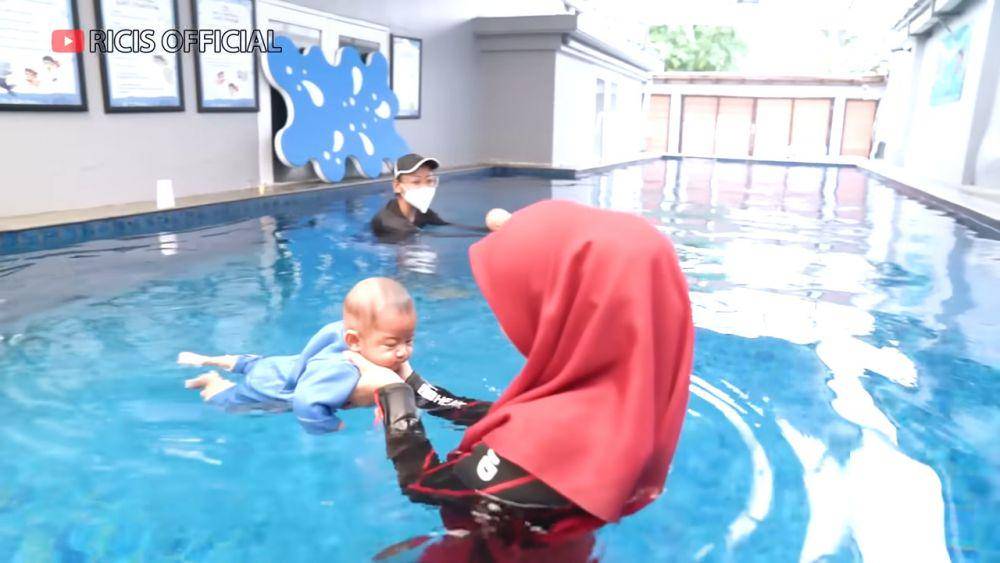 Moana sedang berenang di pengangi ibunya.(youtube.com/ricis Official)