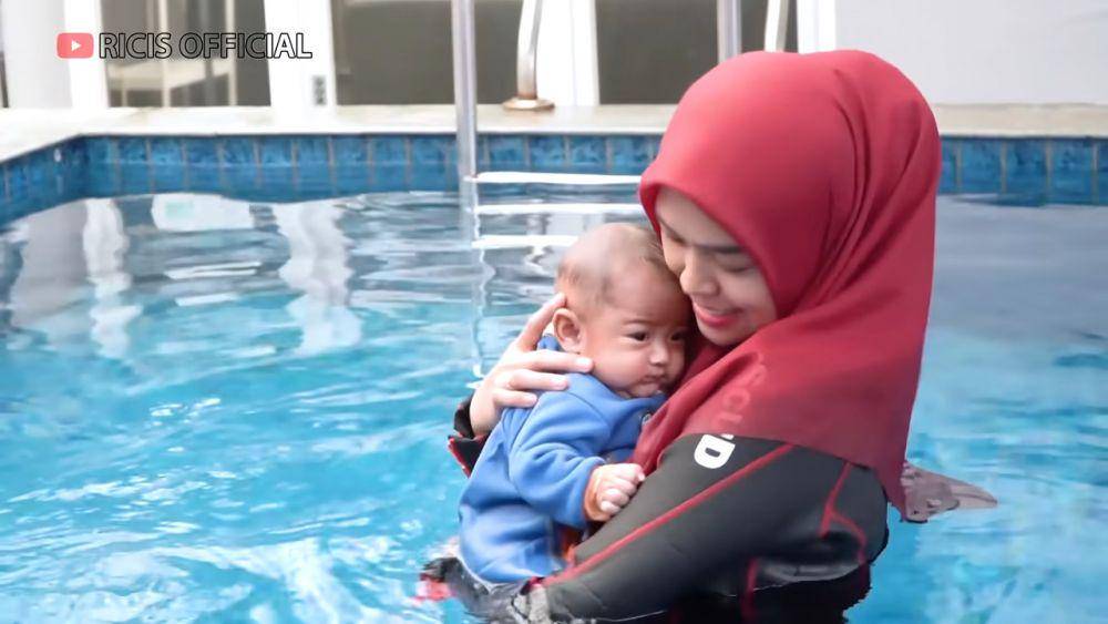 Moana badanya beretar saat berlatih renang.(youtube.com/Ricis Official)