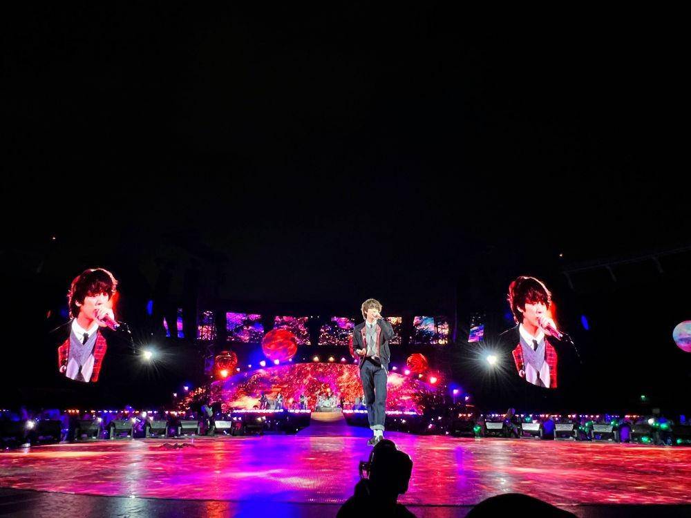 live performance Astronaut perdana Jin BTS dan Coldplay (twitter.com/bts_bighit)