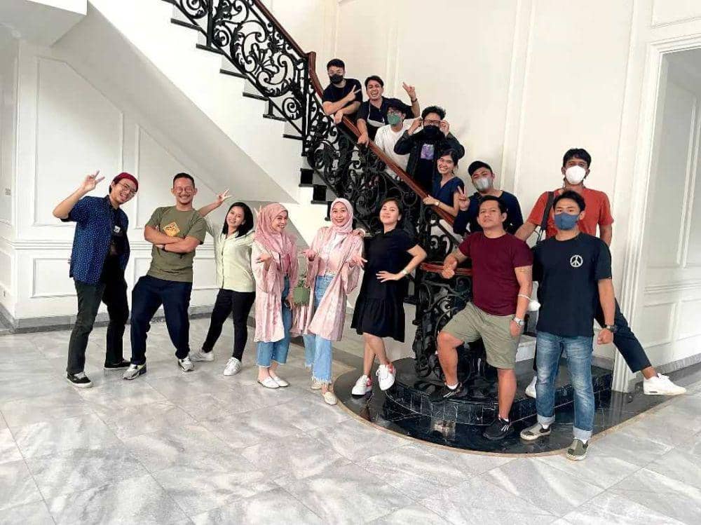 Tim Leslar Entertainment (instagram.com/ariel_lobster)