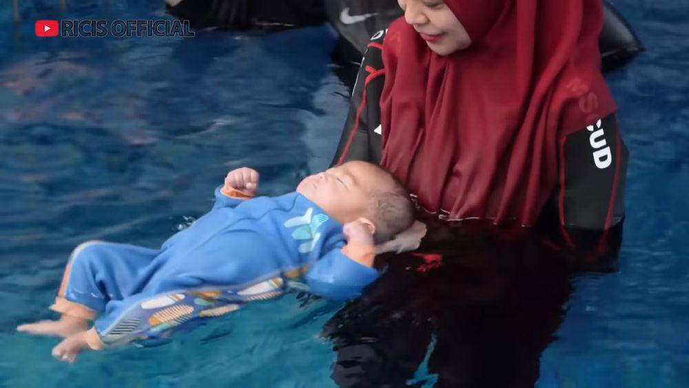 Moana belajar teknik berenang gaya punggung.(youtube.com/Ricis Official)