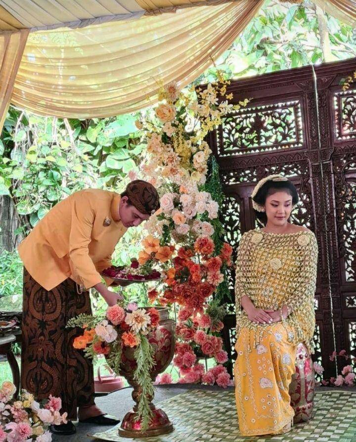 Mitoni Canti Tachril dan Adipati Dolken. (Instagram.com/cantitachril)