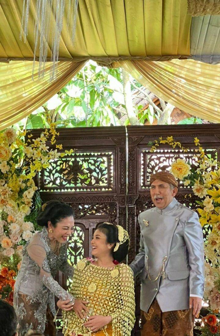 Mitoni Canti Tachril dan Adipati Dolken. (Instagram.com/firanita)