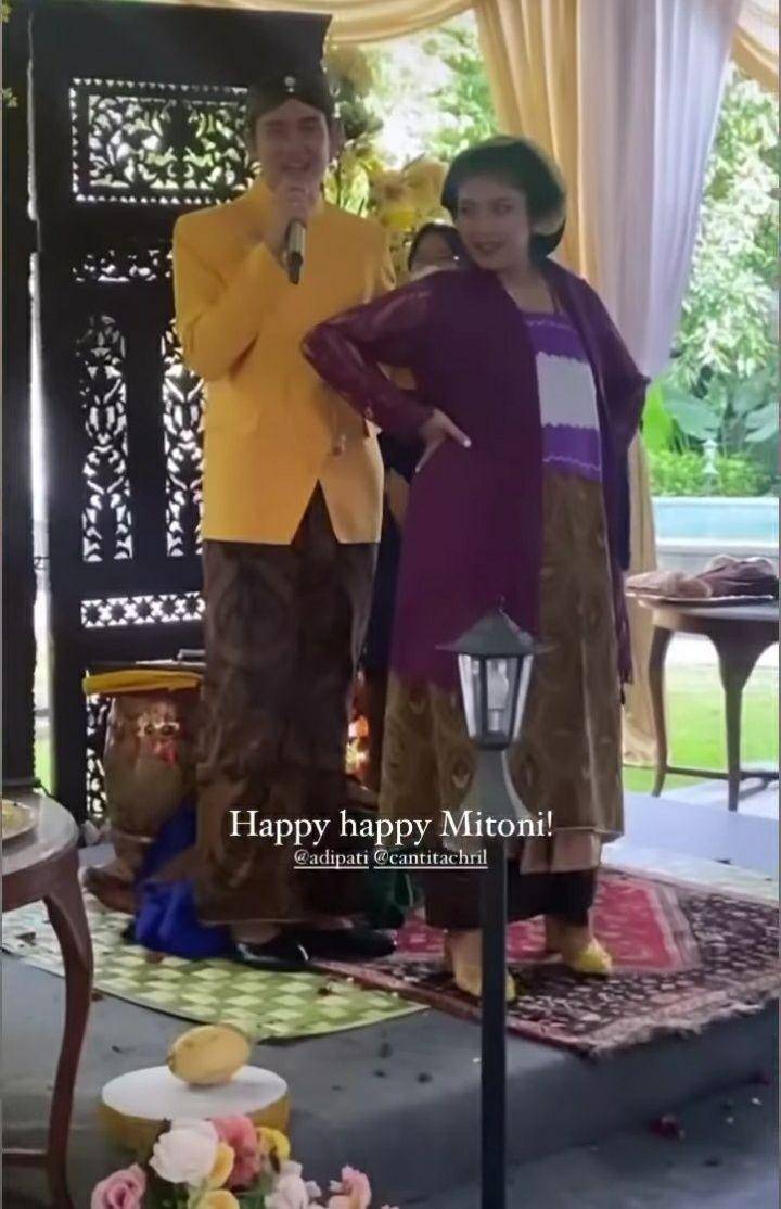Mitoni Canti Tachril dan Adipati Dolken. (Instagram.com/sarratobi_ng)