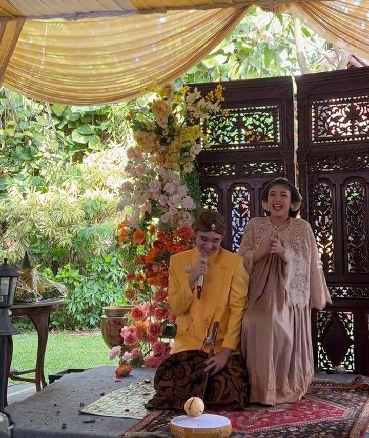 Mitoni Canti Tachril dan Adipati Dolken. (Instagram.com/hannafaridl)