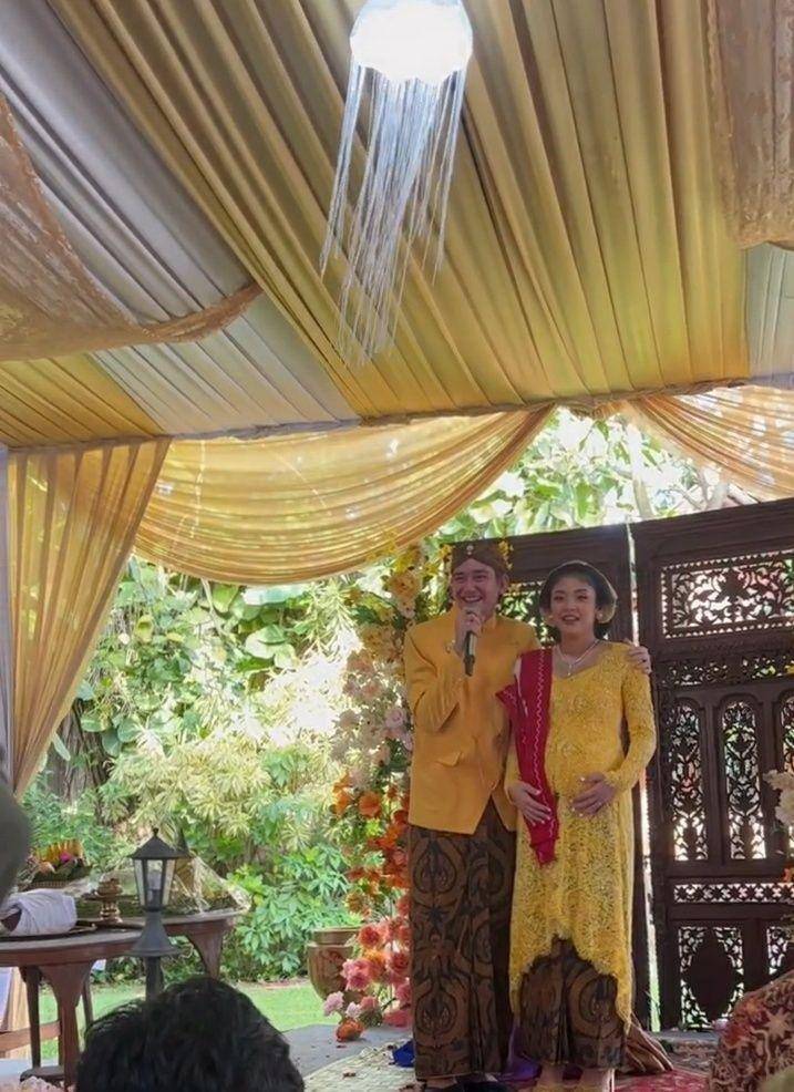 Mitoni Canto Tachril dan Adipati Dolken. (Instagram.com/cantitachril)