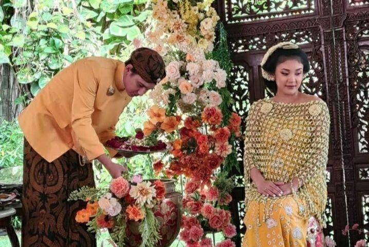 Mitoni Canti Tachril dan Adipati Dolken. (Instagram.com/cantitachril)