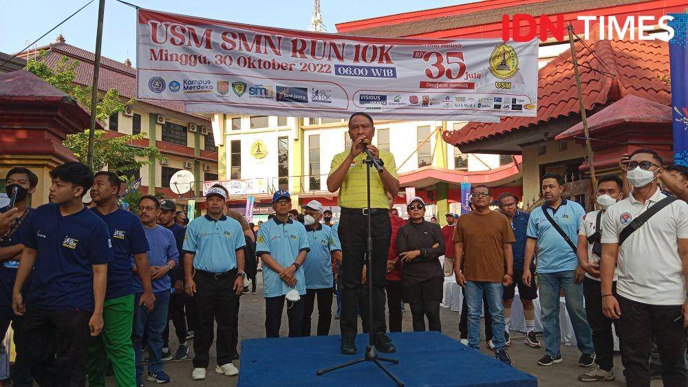 Menpora Zainudin Amali saat menghadiri ajang USM-SMN Run 10K di Kampus Universitas Semarang (USM) Jalan Arteri Soekarno-Hatta, Gayamsari. (IDN Times/Fariz Fardianto)