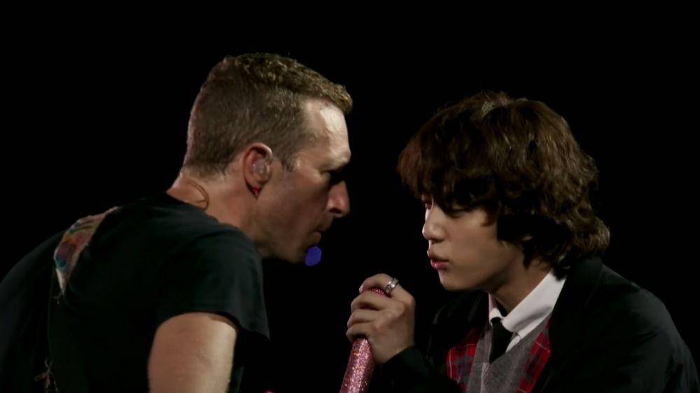 live performance Astronaut perdana Jin BTS dan Coldplay (youtube.com/bangtantv)