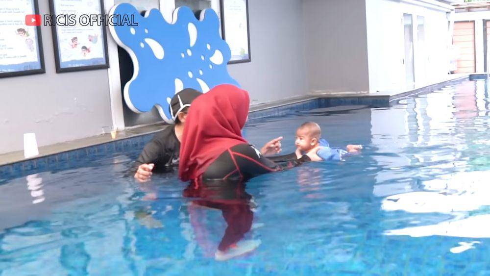 Moana belajar berenang.(youtube.com/Ricis Official)