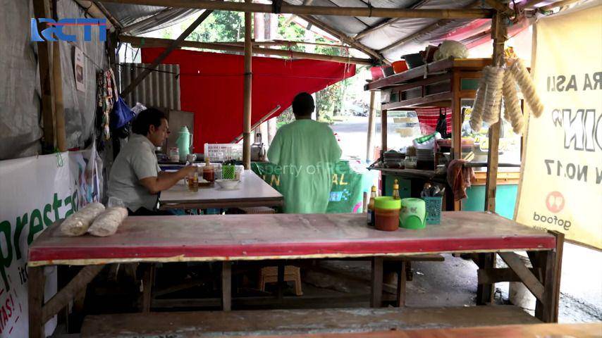 Kang Gobang saat istirahat makan siang di warung pinggir jalan. (youtube.com/c/RCTIDRAMAINDONESIA)