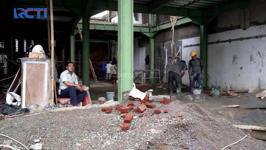 Kang Gobang saat menunggu pemilik proyek bagunan.(youtube.com/c/RCTILAYARDRAMAINDONESIA)