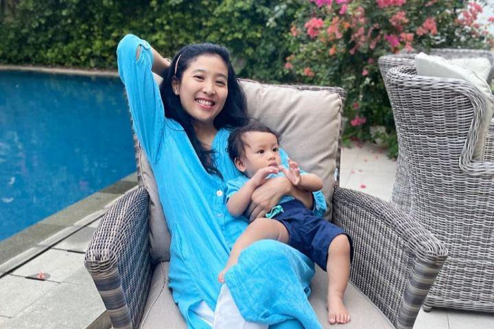 10 Potret Olivia Zalianty Momong Anak, Ibu Siaga yang Telaten