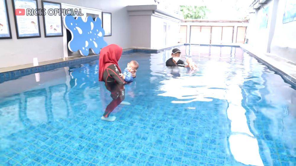 Moana di ajarkan teknik berenang.(youtube.com/Ricis Official)