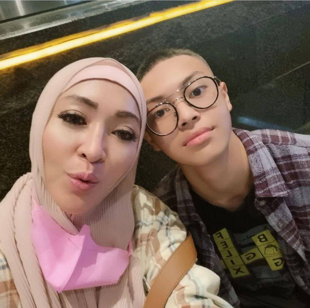 Keanu Massaid dan mama (instagram.com/angelinasondakh09)
