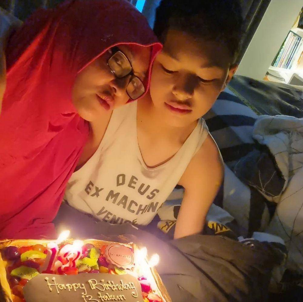 Keanu Massaid dan mama (instagram.com/angelinasondakh09)