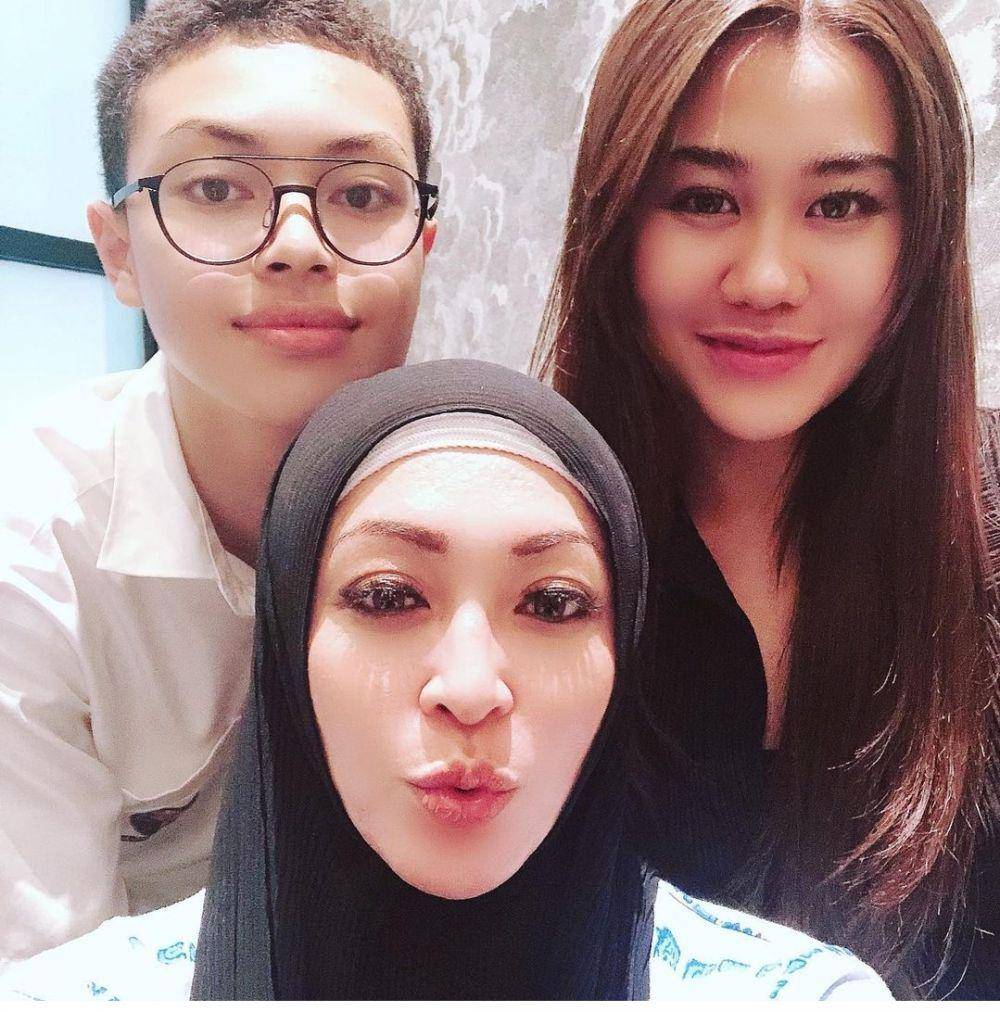 Keanu Massaid dan mama (instagram.com/angelinasondakh09)