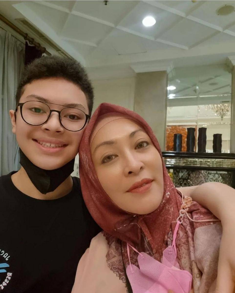 Keanu Massaid dan mama (instagram.com/angelinasondakh09)