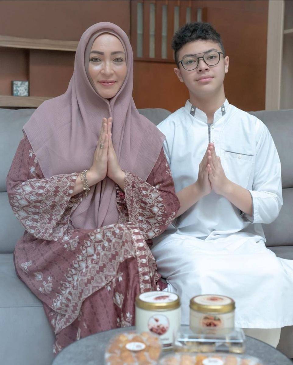 Keanu Massaid dan mama (instagram.com/angelinasondakh09)