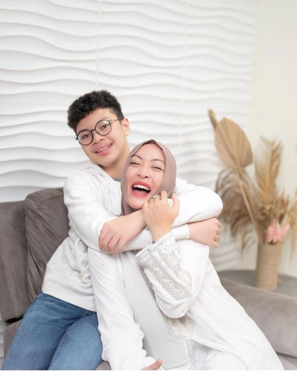 Keanu Massaid dan mama (instagram.com/angelinasondakh09)