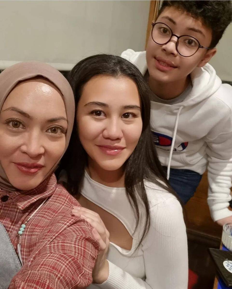 Keanu Massaid dan mama (instagram.com/angelinasondakh09)