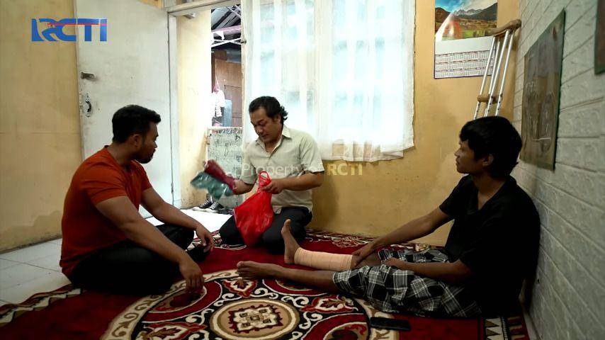 Kang Gobang saat di berikan baju oleh Iwan. (youtube.com/c/RCTILAYARDRAMAINDONESIA)