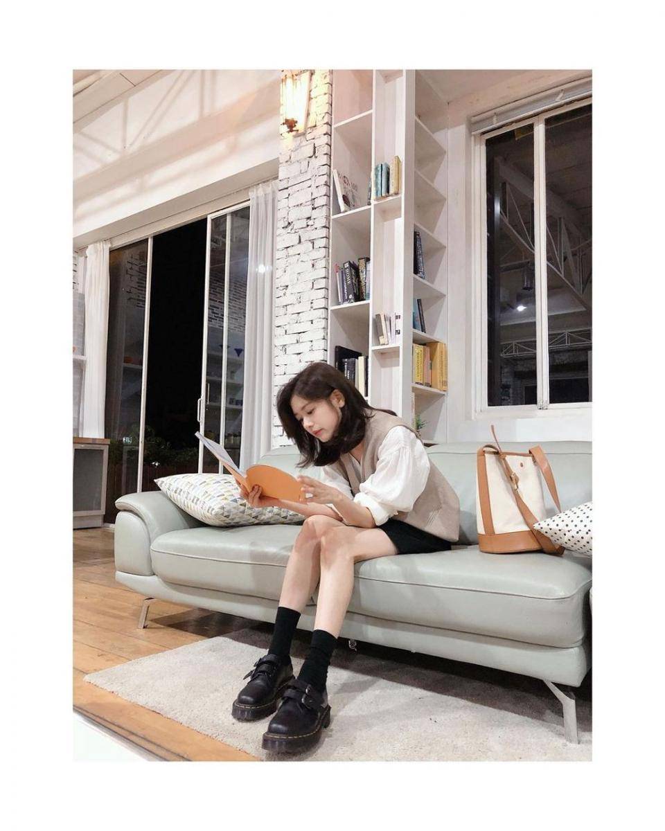 inspirasi outfit kasual ala Jung So Min (instagram.com/somin_jj)