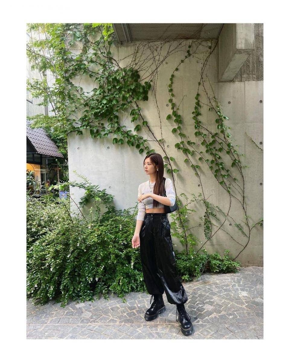 inspirasi outfit kasual ala Jung So Min (instagram.com/somin_jj)