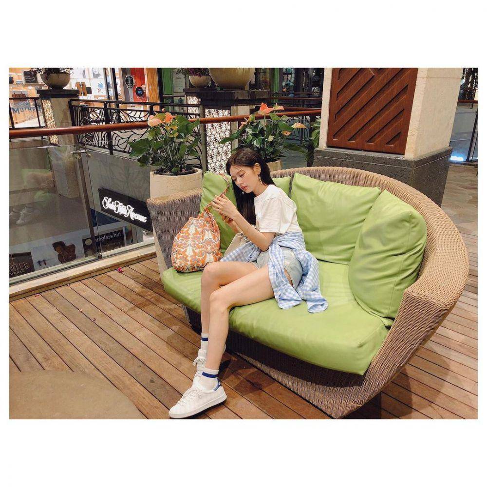 inspirasi outfit kasual ala Jung So Min (instagram.com/somin_jj)