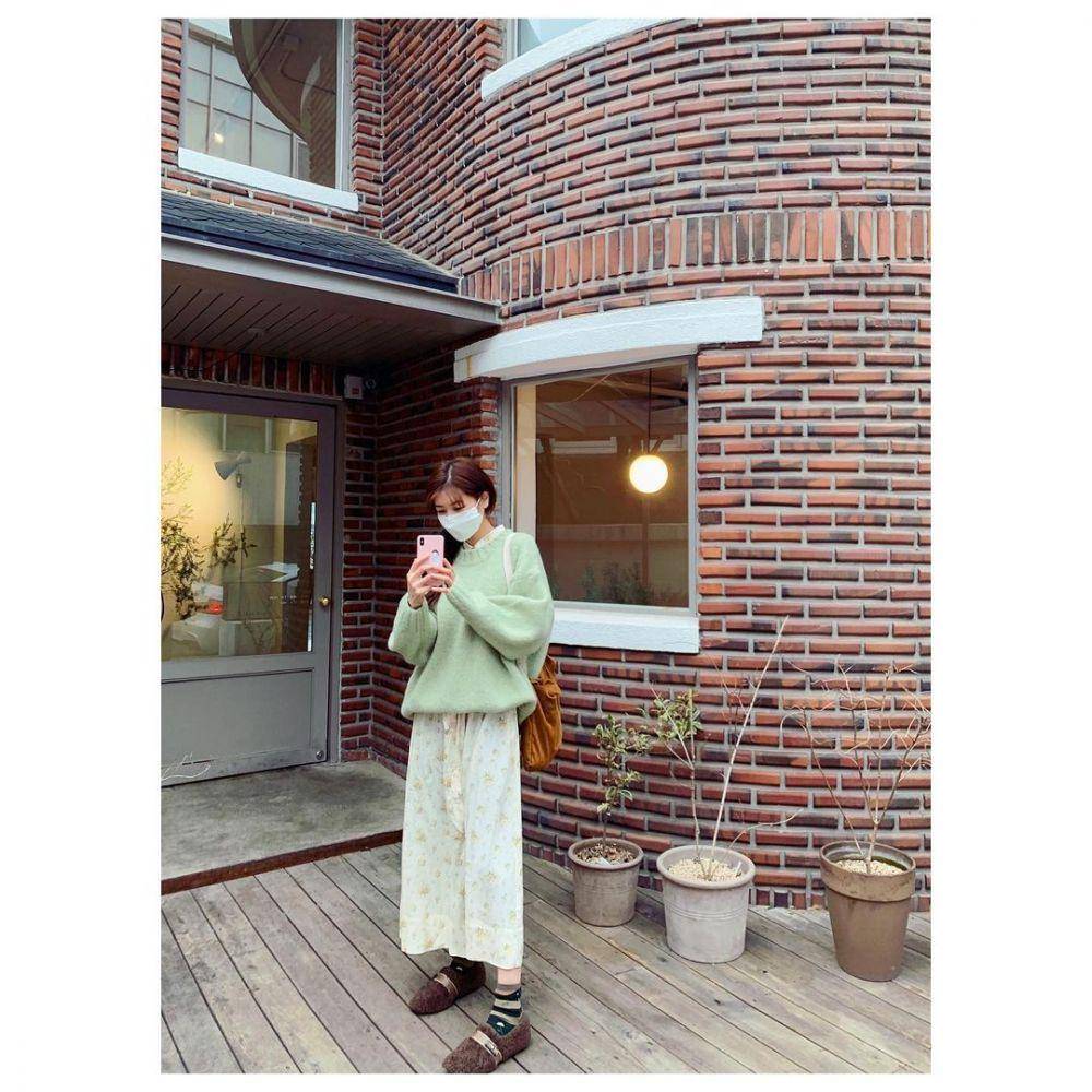 inspirasi outfit kasual ala Jung So Min (instagram.com/somin_jj)