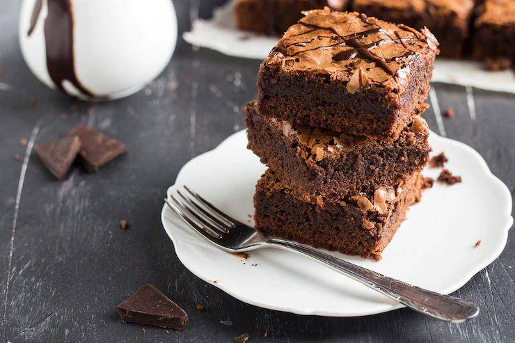 ilustrasi brownies moca caramel (freepik.com/azerbaijan_stockers)
