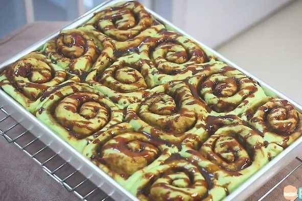 ilustrasi klepon roll bun (instagram.com/pufflovaa)