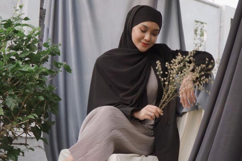 10 Potret Cita Citata yang Gemar Kenakan Hijab Pashmina Hitam, Elegan!
