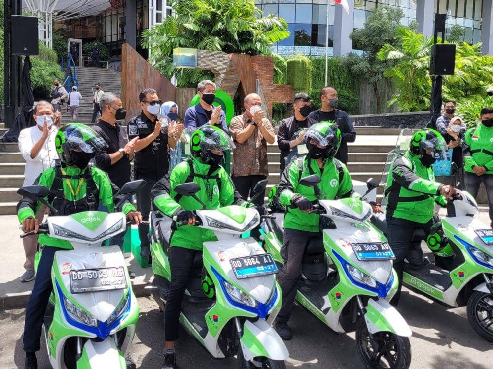 Gojek dan Santomo meluncurkan 20 unit motor listrik di Mal Nipah Makassar,  Jumat (18/3/2022). Dok. Gojek Indonesia