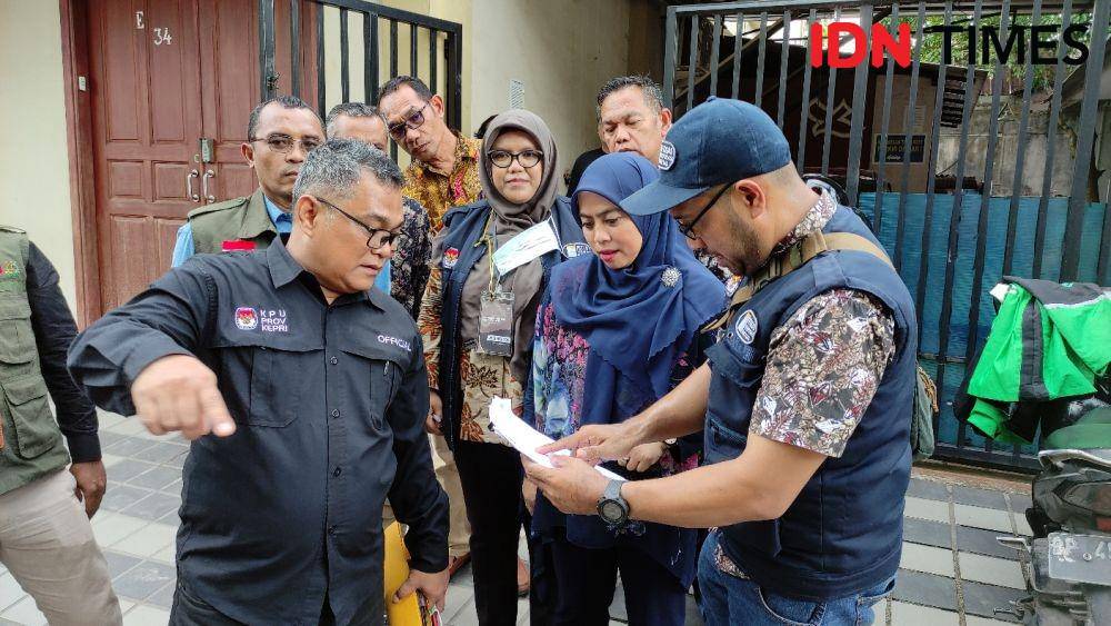 Komisioner KPU RI Betty Epsilon Idroos mengawal langsung tahapan verifikasi faktual yang dilakukan di Provinsi Kepulauan Riau (IDN Times/Yosafat Diva Bayu Wisesa)