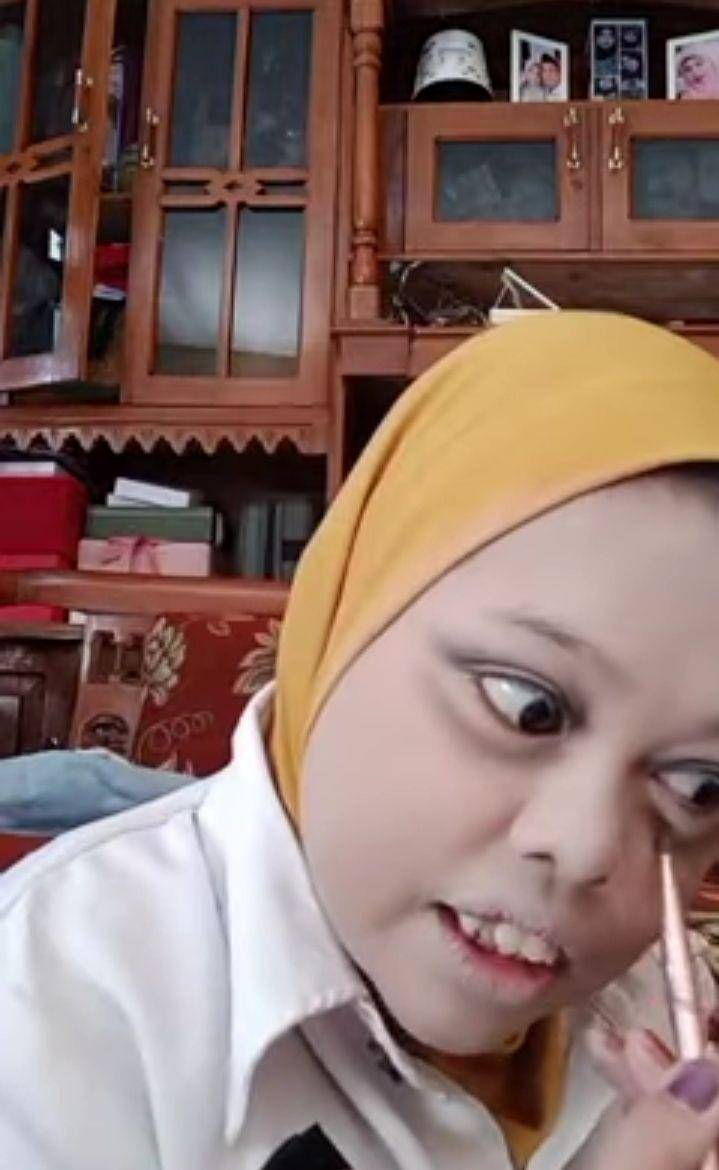 potret Kekeyi dandan seram (youtube.com/Rahmawati Kekeyi putri cantikka)