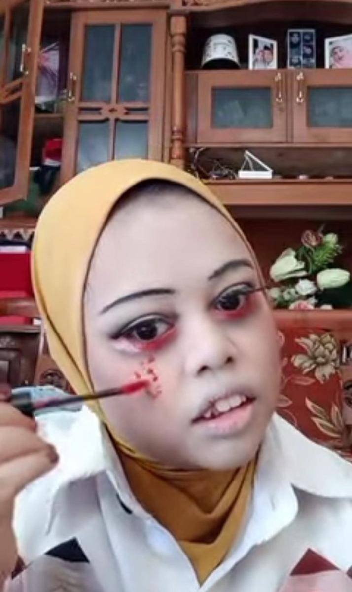 potret Kekeyi dandan seram (youtube.com/Rahmawati Kekeyi putri cantikka)