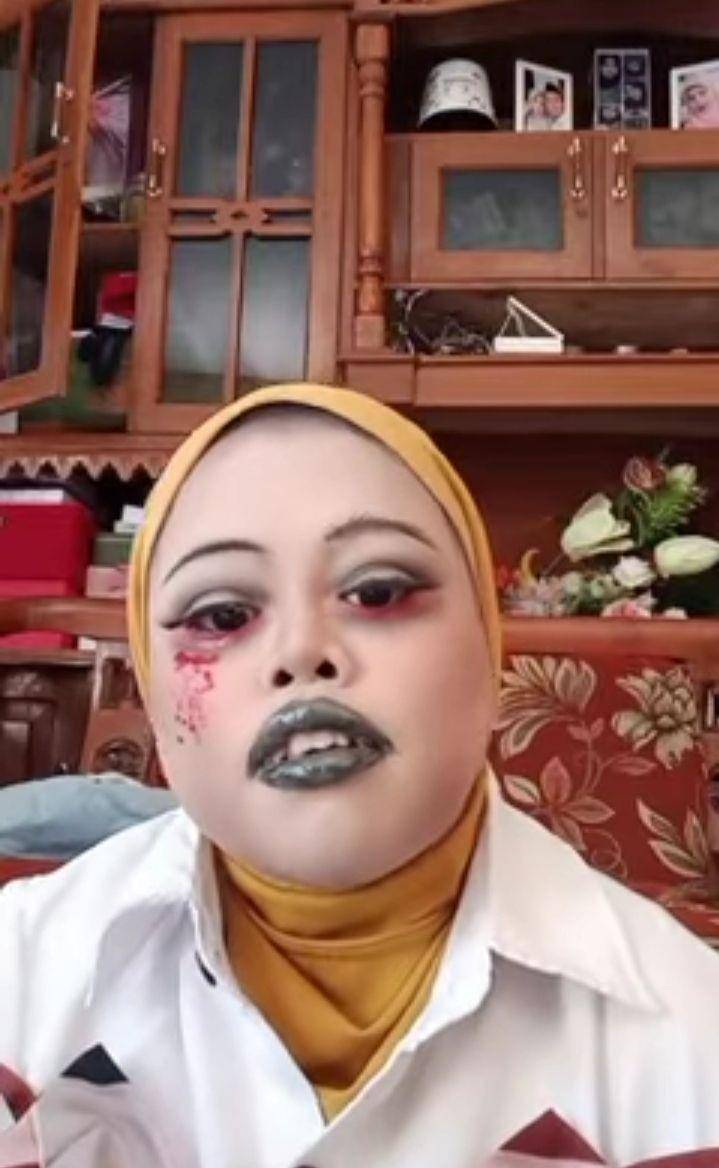 potret Kekeyi dandan seram (youtube.com/Rahmawati Kekeyi putri cantikka)