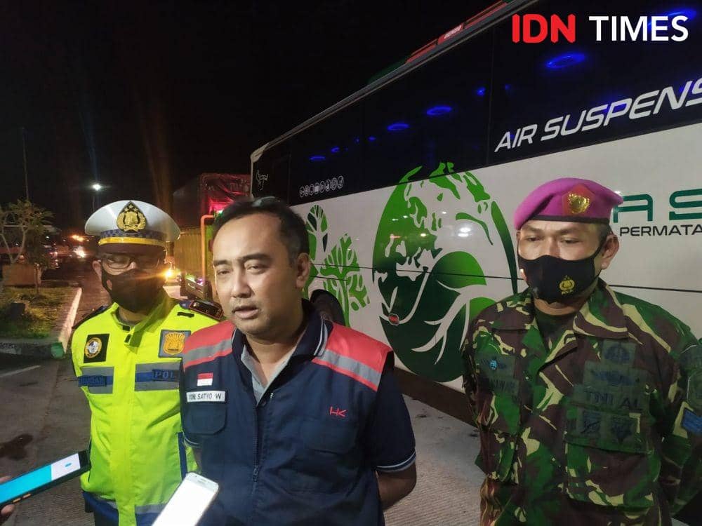 Branch Manager PT Hutama Karya Ruas Tol Terpeka, Yoni Satyo Wisnuwardhono saat dimintai keterangan awak media. (IDN Times/Tama Yudha Wiguna)