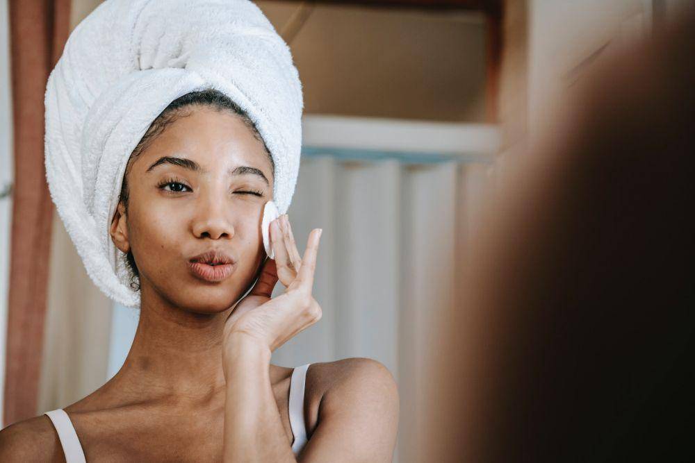 ilustrasi wanita memakai produk exfoliating toner (pexels.com/Sora Shimazaki)