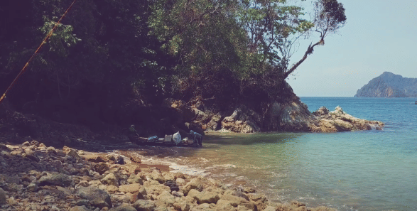 bebatuan di pantai klatakan. (youtube.com/ Kemana_Kita)