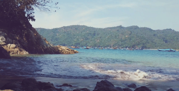 pantai klatakan (youtube.com/Kemana_Kita)