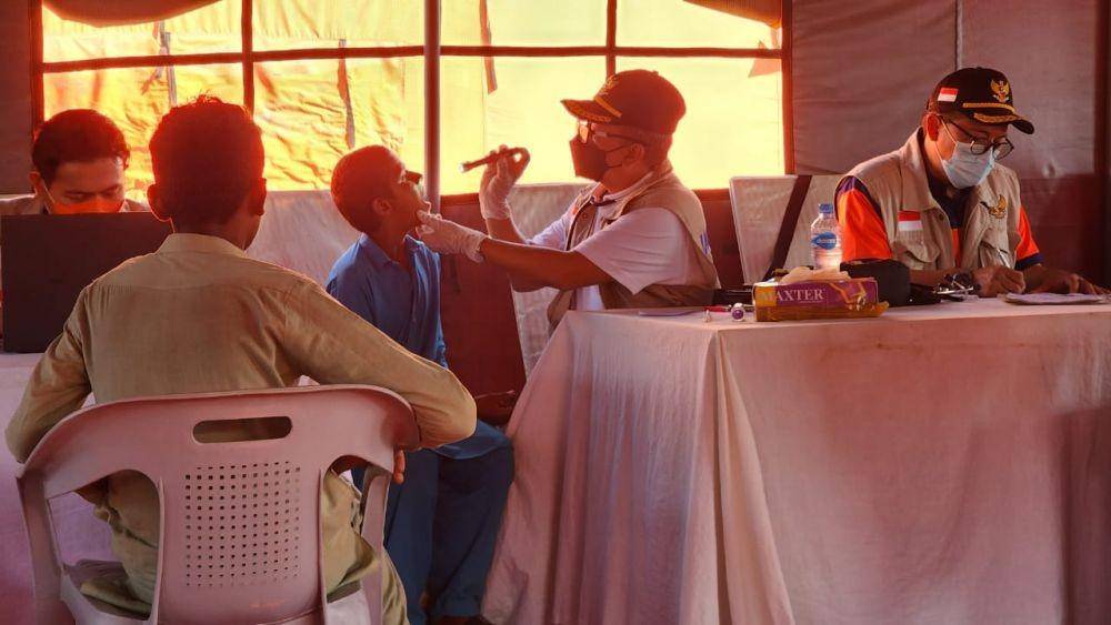 Tim medis Indonesia memberikan pelayanan kesehatan kepada para penyintas di tent city Bin Qasim, Distrik Malir, Provinsi Sindh. (Dok/Istimewa).