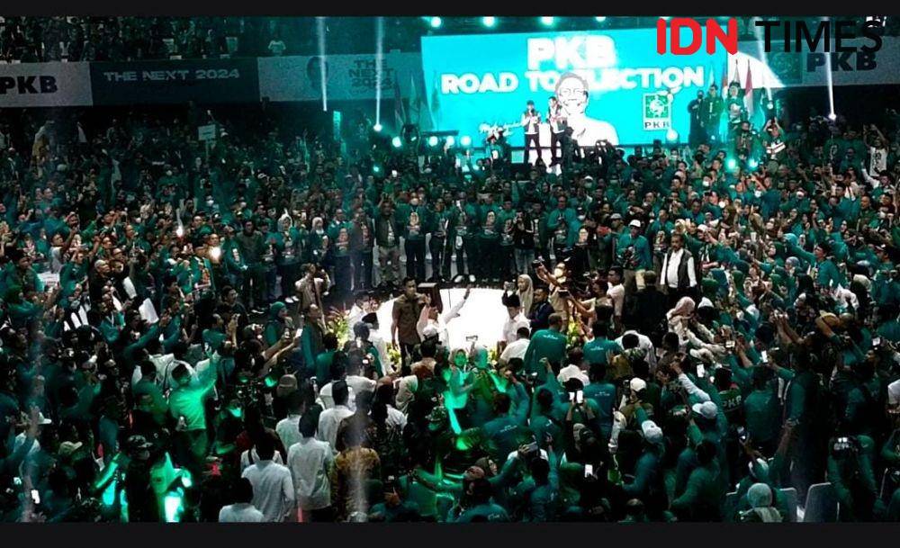 Ketua Umum Gerindra, Prabowo Subianto bersama Ketua Umum PKB, Muhaimin Iskandar hadir di acara Road To Election di Tenis Indoor, Minggu (30/10/2022) (IDN Times/Ilman)